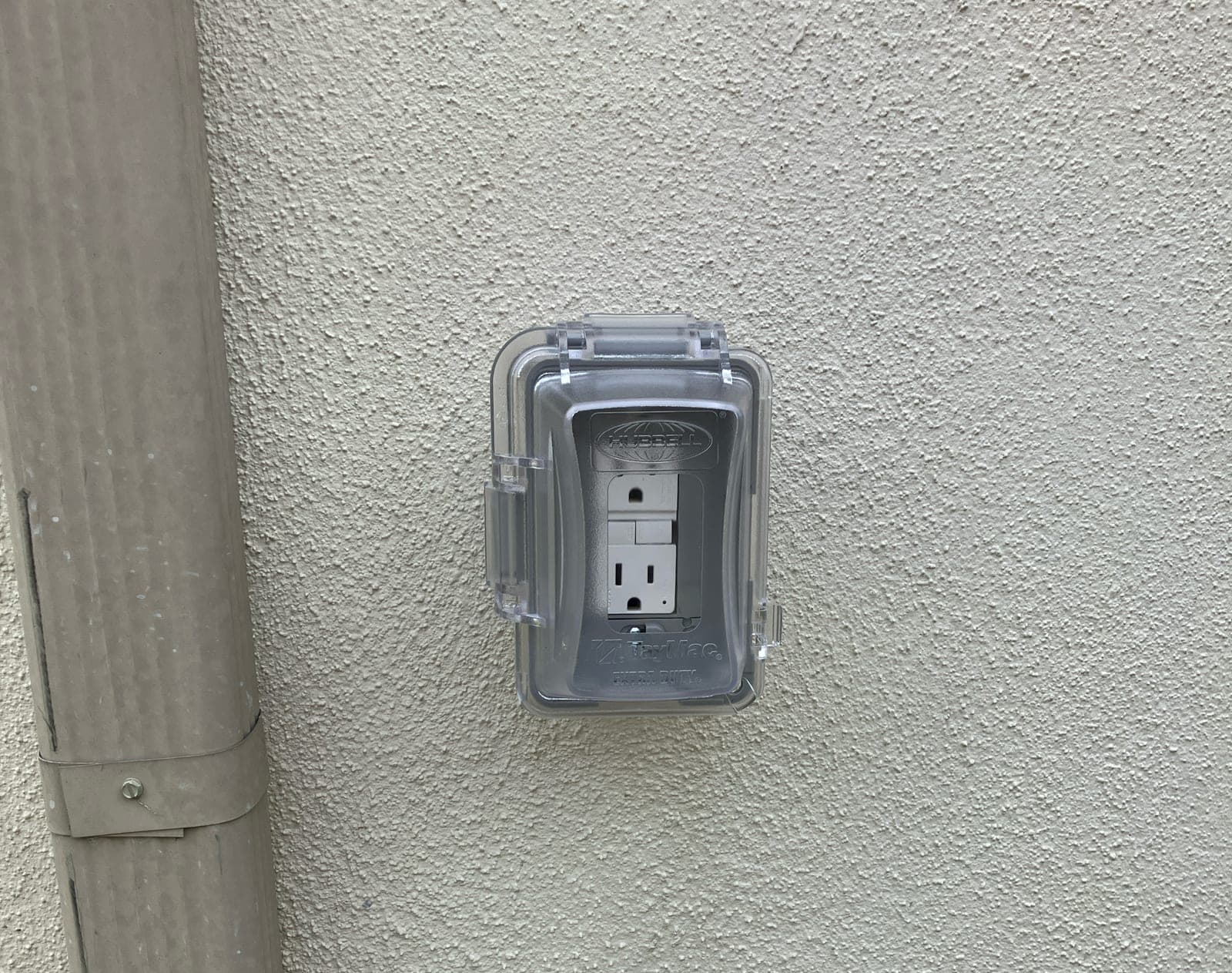 Weatherproof exterior GFCI outlet with in-use cover